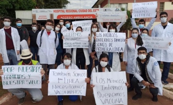 Médicos internos en el Hospital Regional piden también ser vacunados