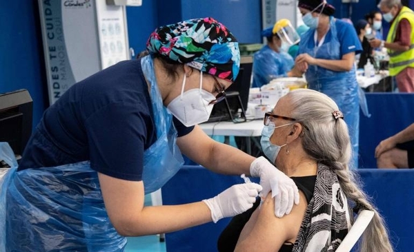 Diario HOY | Chile vacuna con dos dosis a más de la mitad de su población objetivo
