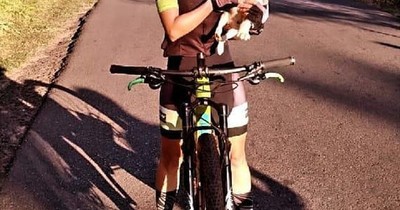 La Nación / Perrito ciclista: adoptan a cachorro tirado en una bolsa