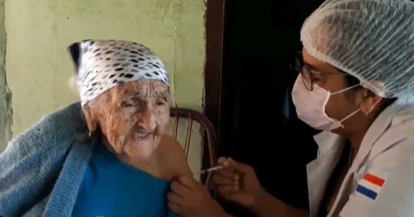 La Nación / Sanpedrana de 105 años recibió segunda dosis de vacuna contra el COVID