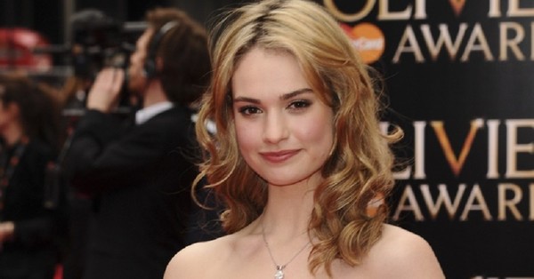 Lily James sorprende con parecido a Pamela Anderson al estilo Baywatch - C9N