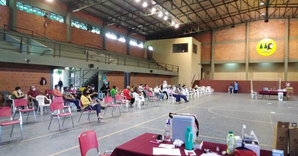 La Nación / Reanudan vacunación en Lambaré tras agotar vacunas este mediodía