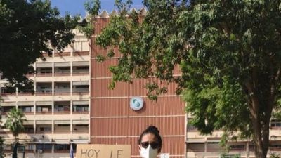 Protestó en memoria de su padre, quien debía recibir vacuna hoy