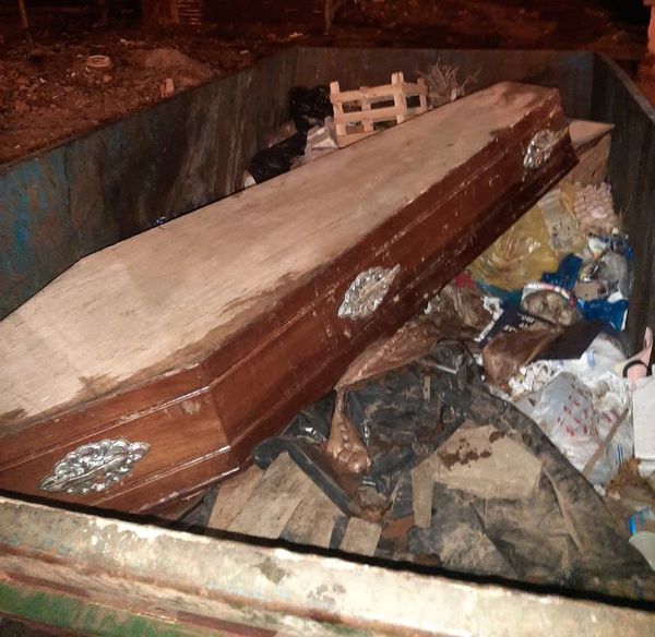 Video del momento en que tiraban el ataúd en un basurero de la Chacarita - Nacionales - ABC Color