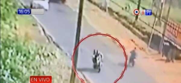 ¡Cobarde! Captan a un hombre que golpeó a una mujer mientras conducía una moto | Noticias Paraguay