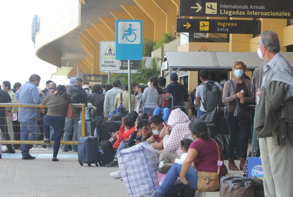 Los aeropuertos bolivianos no operan por una huelga de sus trabajadores - MarketData