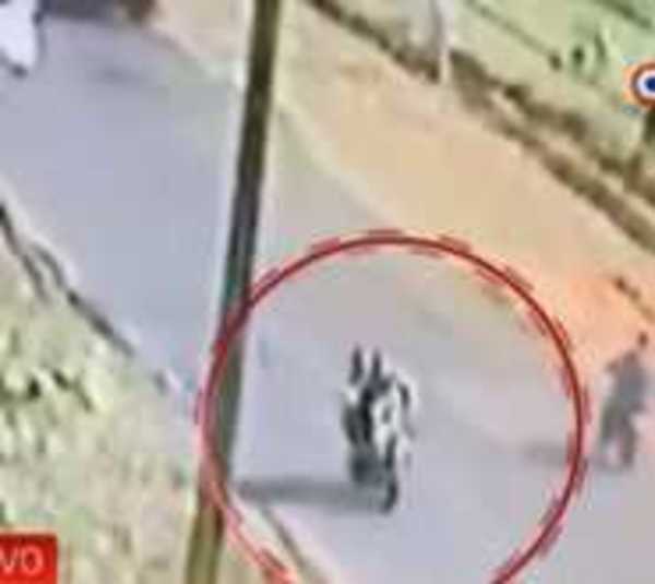Fiscalía busca a motociclista que golpeaba a una mujer - Paraguay.com
