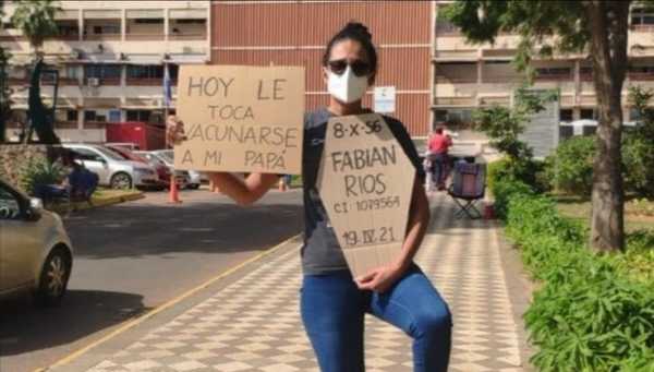 Joven se manifestó en memoria de su padre, debía vacunarse hoy, pero murió por covid | Noticias Paraguay