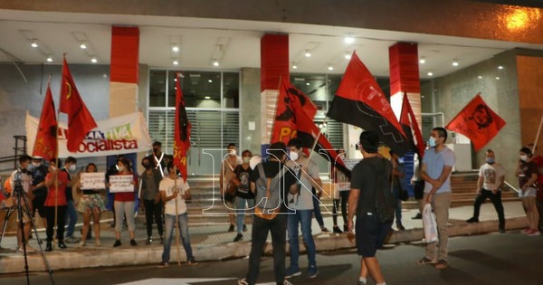 La Nación / Ciudadanos se movilizan contra suba del pasaje frente al MOPC