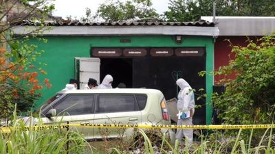 Expolicía tenía enterradas al menos a 14 víctimas en su casa en El Salvador