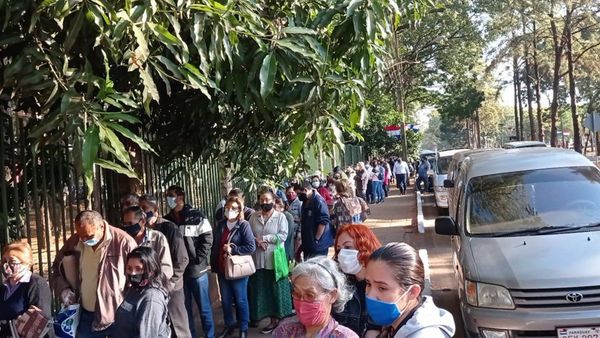 Vacunatorios sobrepasados en Alto Paraná y Cordillera