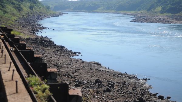 Impresiona la bajante del río Paraná en la zona de las Tres Fronteras