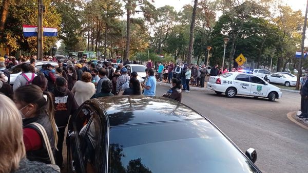 Aglomeración y tensión por la mala organización en vacunatorio de CDE