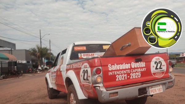 Politiquero arrebata un ataúd para hacer proselitismo