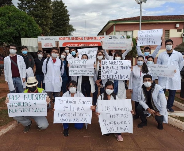 Con manifestación, internos del Hospital Regional piden ser vacunados contra Covid-19 - La Clave