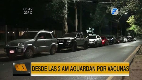 Fila de vehículos desde las 2.00 para acceder a vacuna contra el Covid-19