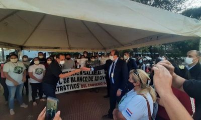 Director de Itaipu acompañó reclamo de sindicalistas de Tesãi