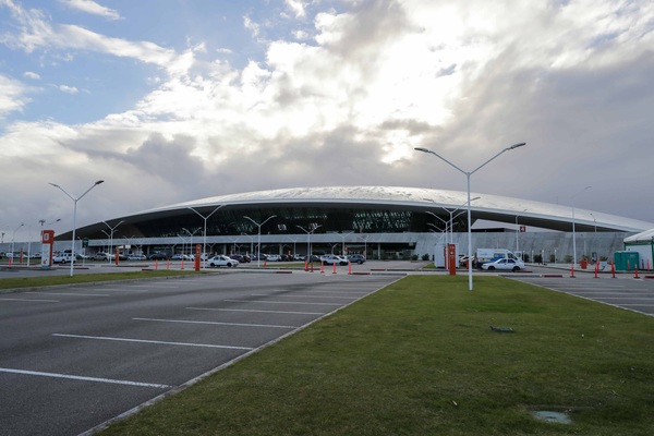 Cine y vacunas: la reinvención en Uruguay de un aeropuerto sin turistas - MarketData