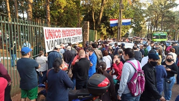 Diario HOY | Desorganización en CDE durante vacunación contra el COVID-19