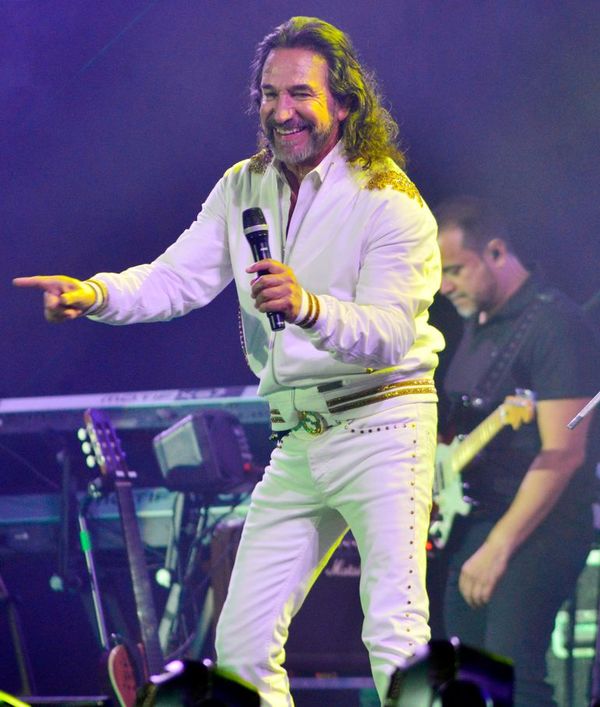 Marco Antonio Solís, de querer ser sacerdote a una vida de éxitos musicales - Música - ABC Color