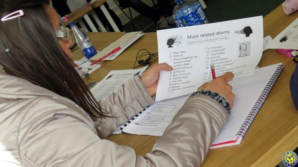 Ofrecen 5 becas completas y 45 parciales para estudiar inglés y trabajar en Irlanda •