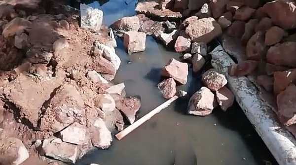 Aguas cloacales inundan a vecinos por causa de trabajos mal hechos | Radio Regional 660 AM