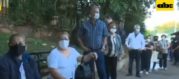 Adultos mayores madrugaron para recibir vacunas en el Hospital de Trinidad - Nacionales - ABC Color