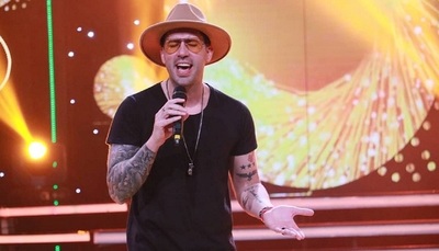 Aarón Rey optó por cambiar de vestuario en el "Canta" y estalló polémica - Teleshow