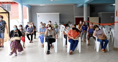 La Nación / Reanudan vacunación en Barrio Obrero tras agotar dosis este mediodía