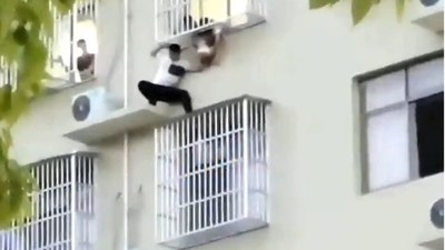 En un acto de valentía: Hombre arriesga su vida para salvar a una niña de dos años que colgaba de un sexto piso (VIDEO)