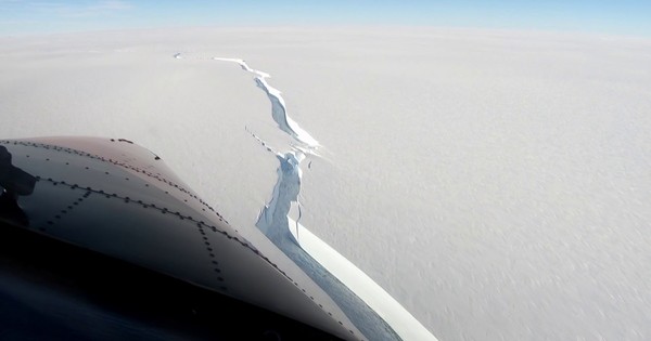 La Nación / El iceberg más grande del mundo se separó de la Antártida