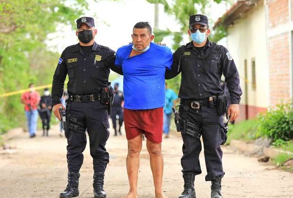 ¡Macabro! Descubren 14 cadáveres sepultados en casa de un expolicía en El Salvador