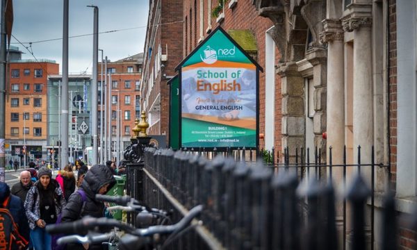 Ofrecen 5 becas completas y 45 parciales para estudiar inglés y trabajar en Irlanda