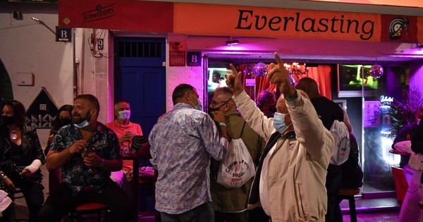 La Nación / Pueblo español sale de fiesta para un ensayo sobre el COVID