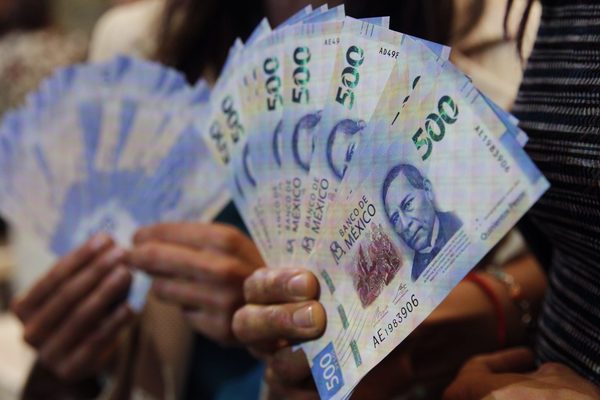El peso mexicano cierra en 19,96 por dólar con mayor percepción de riesgo - MarketData