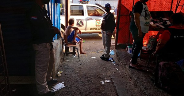 La Nación / Allanamiento en el Mercado 4: detienen a uno de los mayores distribuidores de droga de la zona