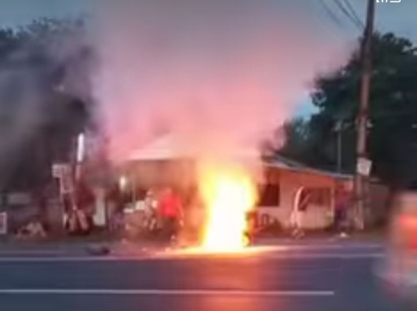MOTOCICLETA SE INCENDIA TRAS CHOQUE EN CNEL. BOGADO