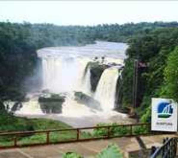 Saltos del Monday: Trabadora cae desde unos 10 metros de altura - Paraguay.com