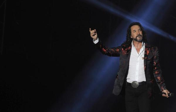 Antes de tomar el camino de la música, Marco Antonio Solís reveló que quiso ser sacerdote