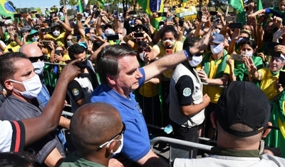 Multan a Jair Bolsonaro por no usar mascarilla y provocar aglomeración durante un acto en Brasil