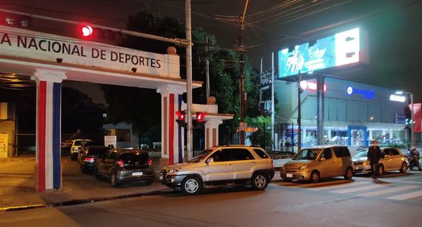 Aguardan para ser vacunados desde anoche en la SND - Nacionales - ABC Color