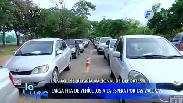 Fila y horas de espera para acceder a último remanente de vacunas