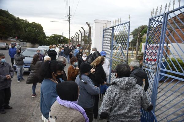 Largas filas y aglomeración para ingreso a vacunatorios - Nacionales - ABC Color