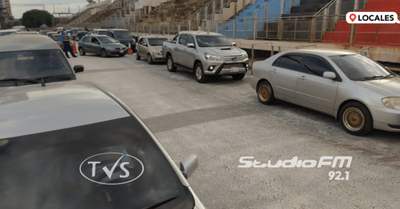 SIGUEN LAS EXTENSAS FILAS PARA RECIBIR LA DOSIS ANTI COVID