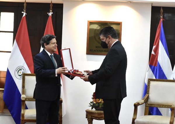 Embajador de Cuba concluye misión diplomática en Paraguay