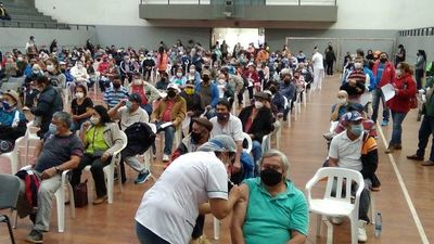 Mucha gente sigue aguardando ser vacunada en San Lorenzo - Nacionales - ABC Color