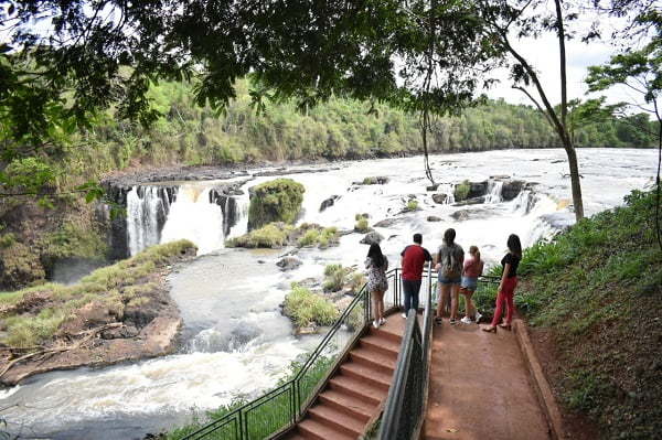Trabajadora cae de unos 10 metros en el parque Salto del Monday - Noticiero Paraguay
