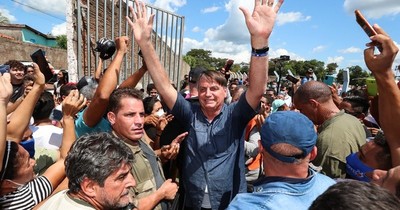 La Nación / Jair Bolsonaro será multado por promover aglomeración y no usar mascarilla