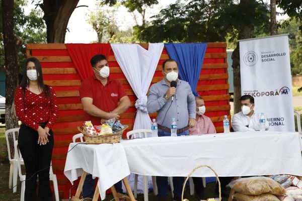 Entregan alimentos a organizaciones y certificados de incorporación a nuevas familias de Tekoporã - Noticiero Paraguay