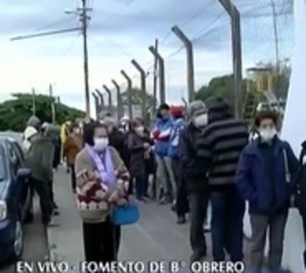 Ciudadanos aguardan entre 15 a 10 horas por vacunas anticovid - Paraguay.com